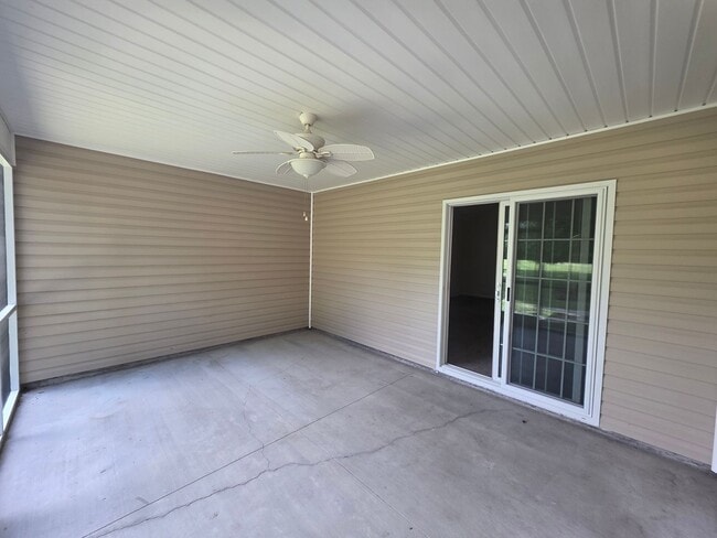 Building Photo - Nice 3 bedroom, 2 bath home with 2 car gar...