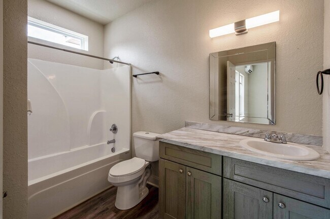 Building Photo - 878 4th St SE