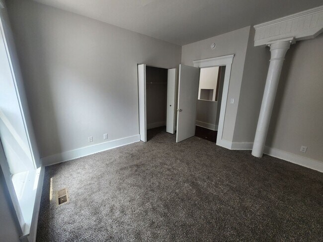 Building Photo - Light and Airy 2 bedroom 1 bathroom apartm...