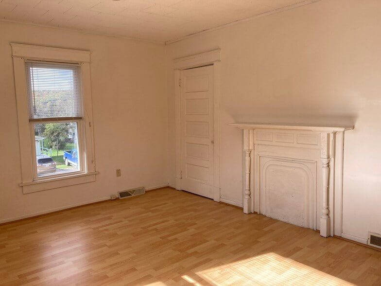 Family Room - 104 W Miller St