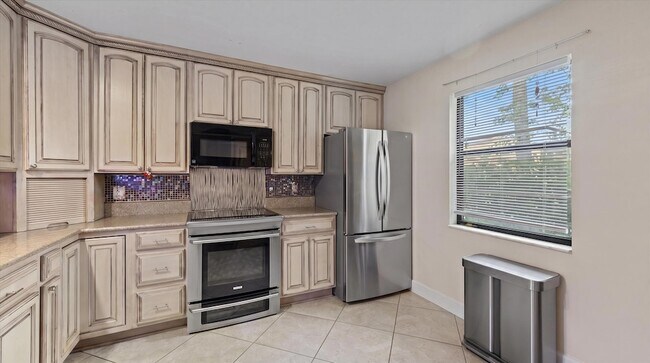 Building Photo - 1303 Lakeview Dr E