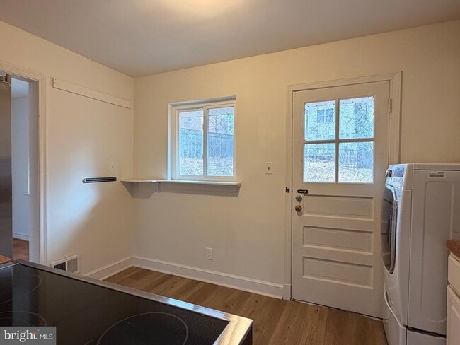 Building Photo - 2121 Patrick Henry Dr