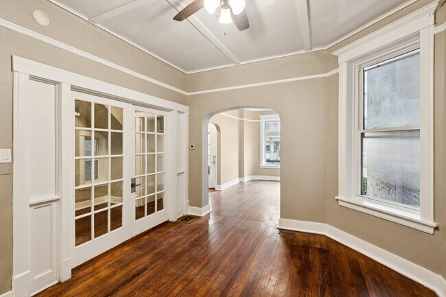 Building Photo - 903 W Addison St