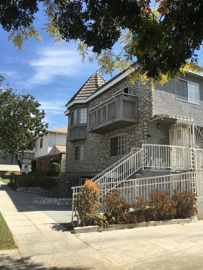 1 - 622 E Providencia Ave