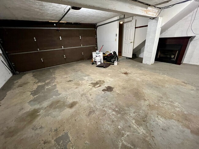 Building Photo - Sewickley Heights - Gorgeous Townhouse - 3...