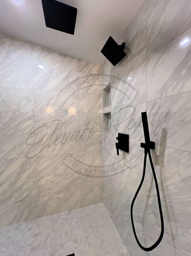 Building Photo - Modern Elegance in the Heart of Nashville ...
