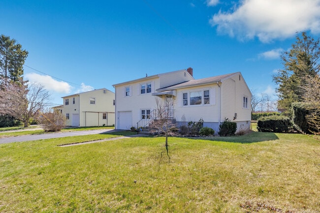 Building Photo - 27 Ranch Dr