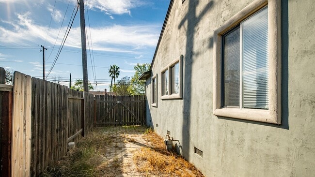 Building Photo - Centrally Located Sacramento Home