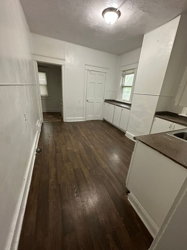Building Photo - 4 bedroom