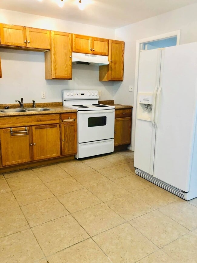 Building Photo - 3 BED 1 BATH DUPLEX. FENCED YARD!
