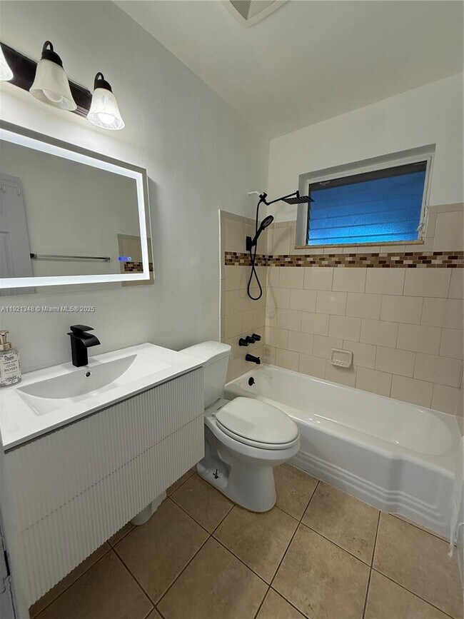 Building Photo - 4449 SW 35th Ave