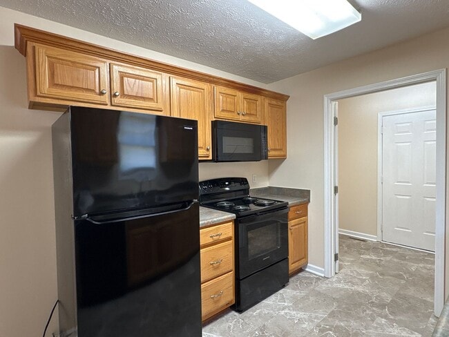 Building Photo - 3 Bedroom Home with Large Back Yard and Deck.