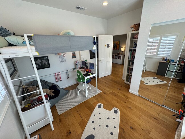 Building Photo - 5 bed 3 bath Gated Community in Union City...