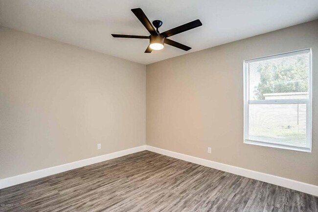 Building Photo - 318 E Vine Cir