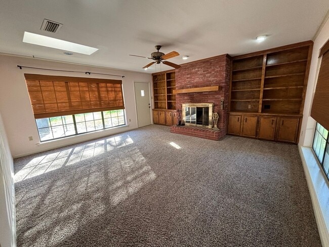 Building Photo - Large home in Brooadmor!