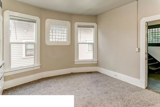 Building Photo - 1 Block to WWU- Large Bedrooms- Large 6 Bedroom House Available in August!! Wi-Fi Included!!!!