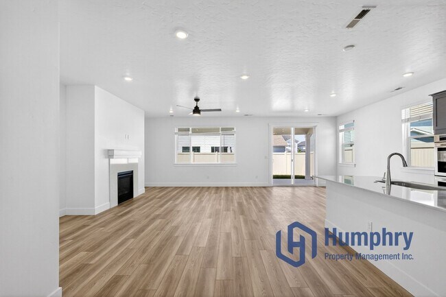 Building Photo - Beautiful home minutes from Costco