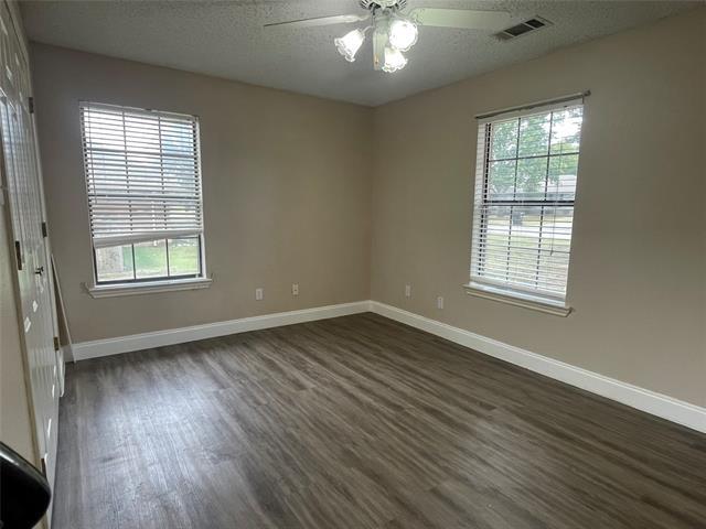 Building Photo - 2111 Meadowview Dr