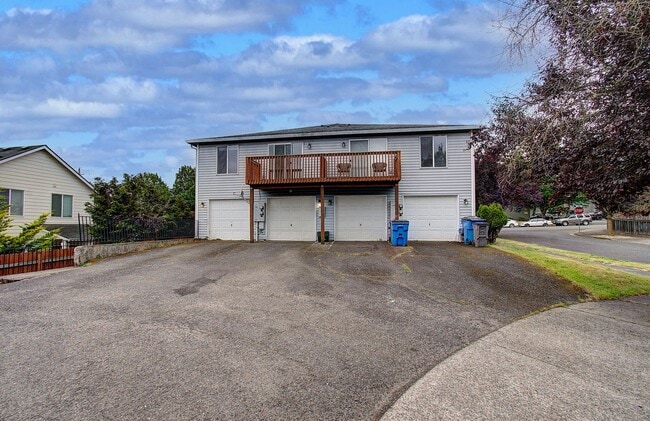 Building Photo - Spacious 3bd 2.5ba Unit in 4Plex - Avail. Now!