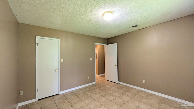 Building Photo - 8160 Stonebrook Dr