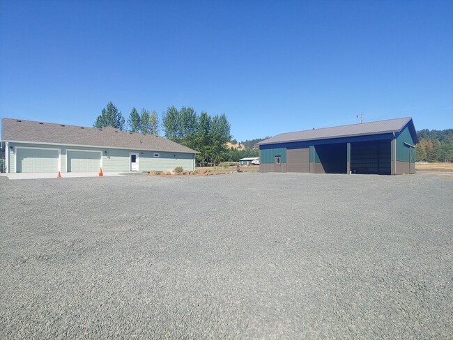 Building Photo - Custom built 3 bedroom, 2.5 bath home with...