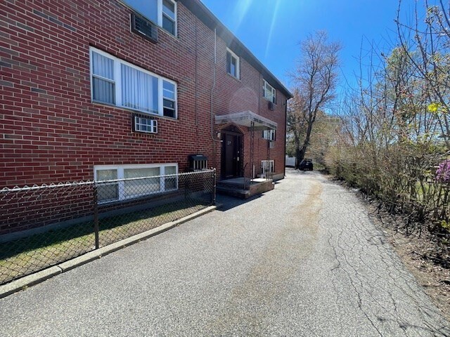 Building Photo - 80 Sea St