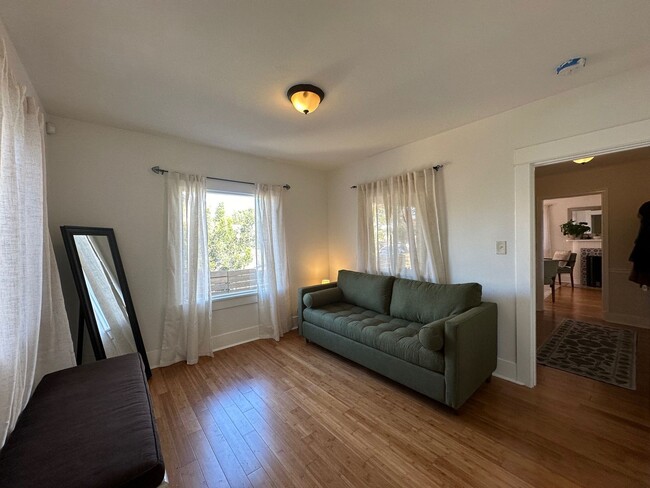 Building Photo - Secluded 2+1 close to Paramount Studios, H...