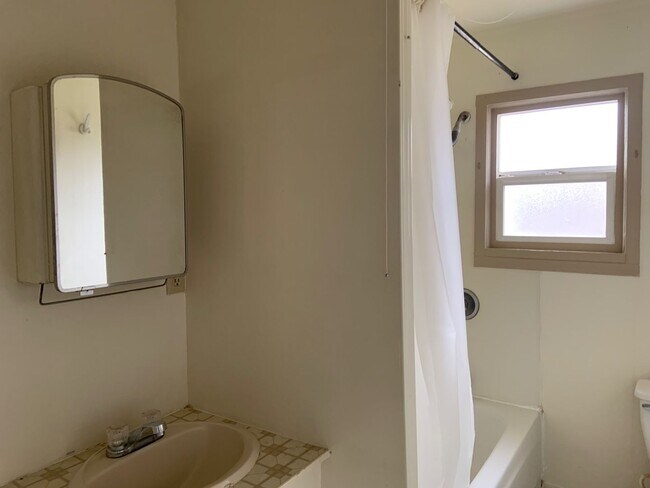 Building Photo - Hard to find 1 Bed 1 Bath House