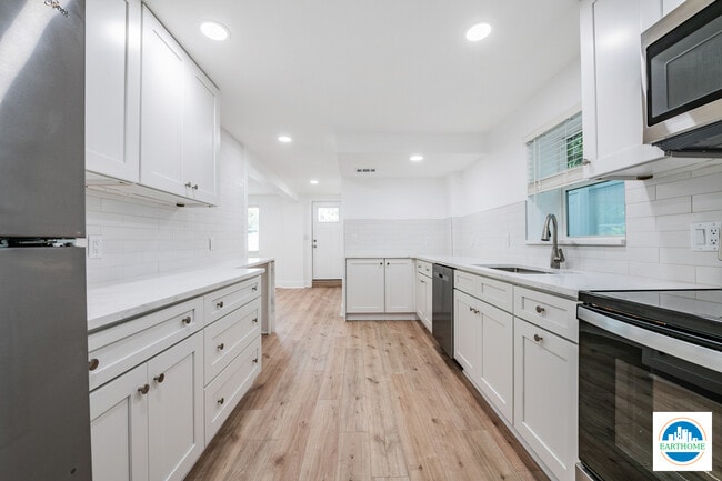 Building Photo - 3226 6th Ave S