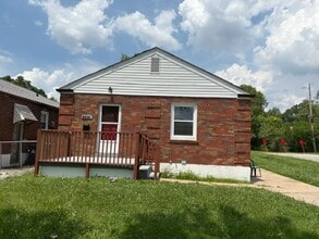 Building Photo - Beautifully rehabbed bungalow in Universit...