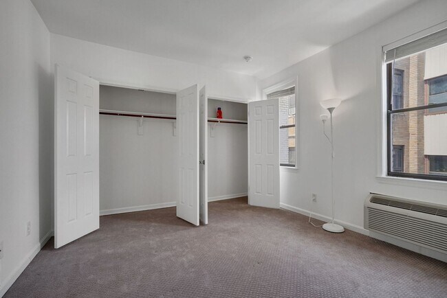 Building Photo - One month free rent with a lease start dat...