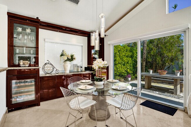 Building Photo - 1212 Hillsboro Mile