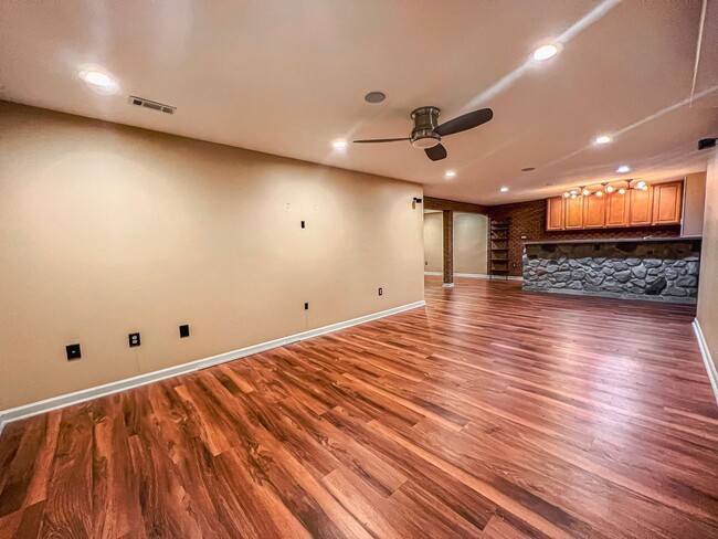 Building Photo - Stunning 4 Bedroom 3 Bathroom Brick Home W...