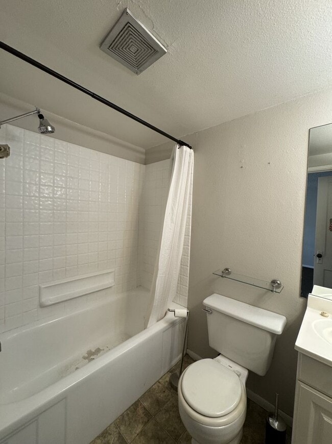 Building Photo - 444 N 400 W