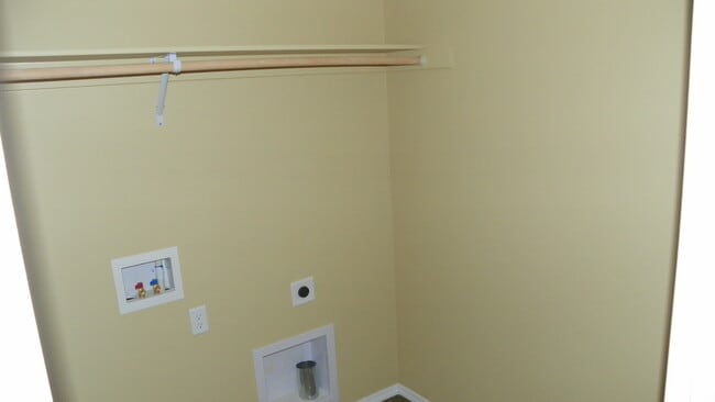 Building Photo - NE 3 Bdrm Home, All Appliances, Gas Heat, ...