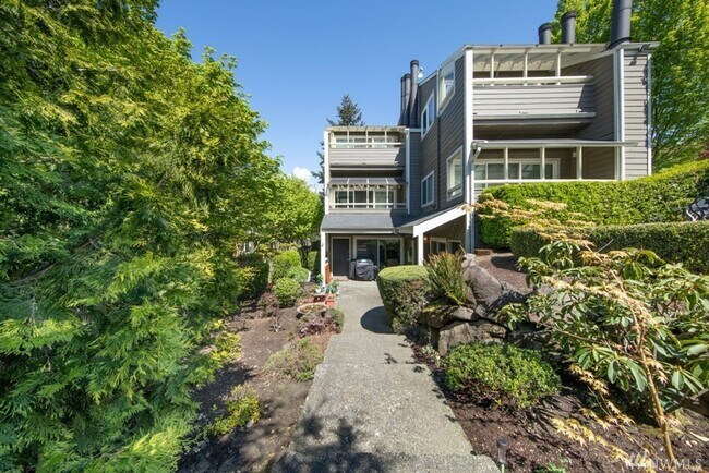 Building Photo - Waterfront Studio Kirkland Available for R...