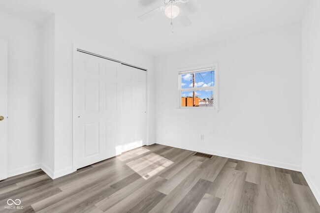 Building Photo - 420 Douglas Dr