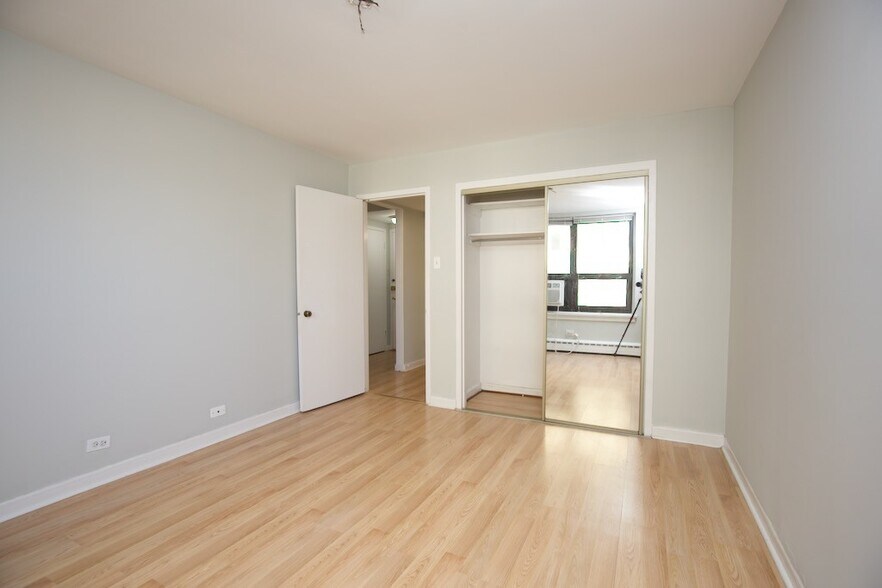 Building Photo - 428 W Wellington Ave