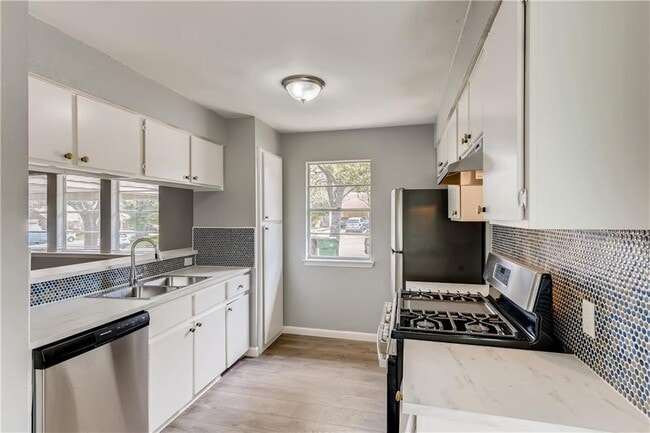 Building Photo - 102 Nicole Cove