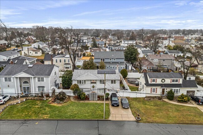 Building Photo - Immaculate 3 Bedroom & 2 Bathroom