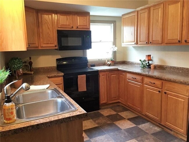 Building Photo - NE Side 2 Story, Huge Bedrooms, 2 bath, un...