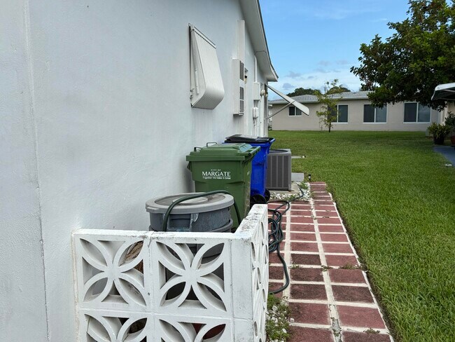 Building Photo - 7470 NW 7th Pl