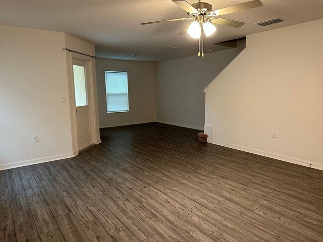 Building Photo - 3BR Townhome in Tavares with Open Floor Plan & Community Playground