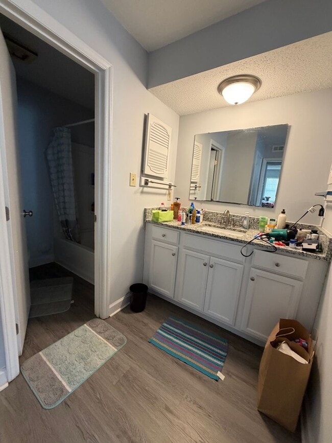 Building Photo - 2 bedroom 2 bath Updated Condo at Avery Close! ON THE WOLFLINE!