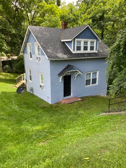 Front entrance - 1019 Tyler Ave