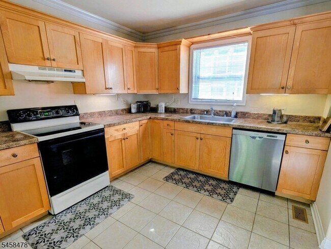 Building Photo - 25 Lathrop Ave