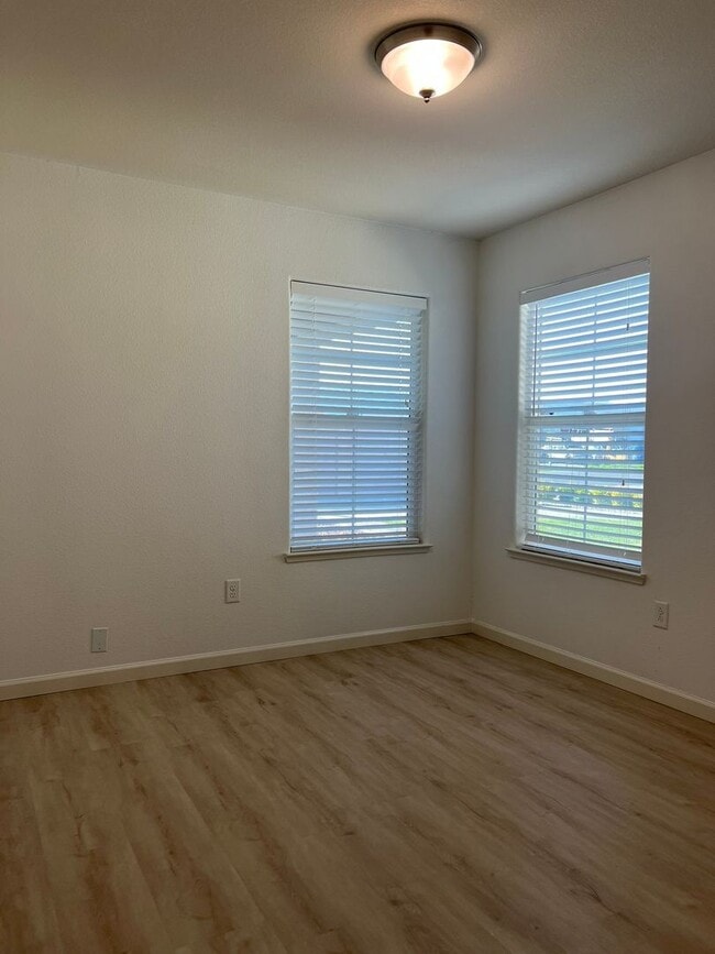 Building Photo - Available NOW! SPECIAL $500 off 1st months rent