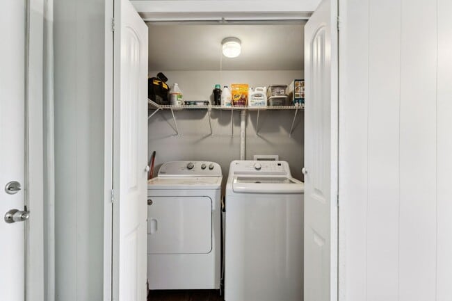 Building Photo - Excellent 3 Bedroom 2 Bath Home Minutes from Downtown!