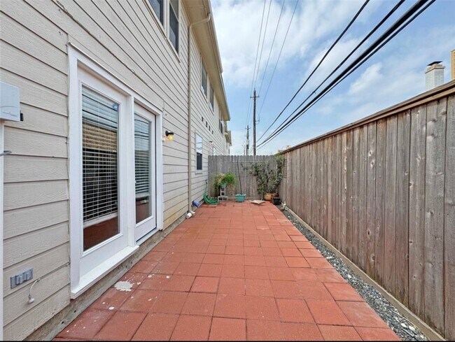 Building Photo - 6222 Skyline Dr