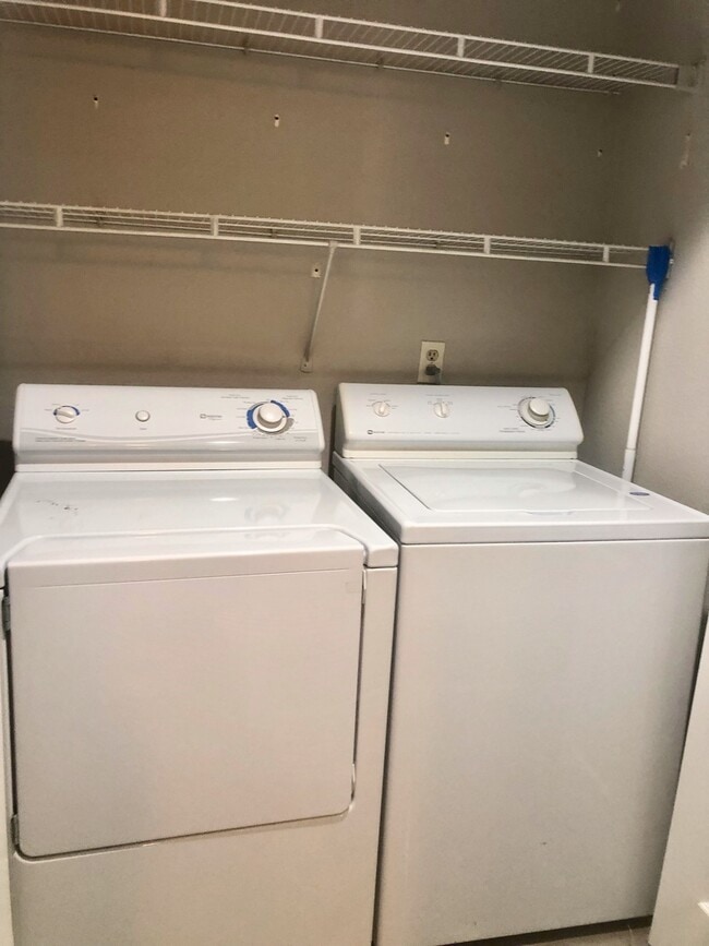 Building Photo - Remodeled Bellevue Condo